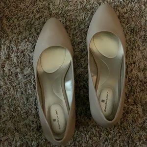 Lightly worn shoe. Very comfortable